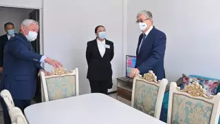 Токаеву показали новые дома для сотрудников НИИ в Жамбылской области