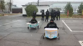 Ванна на колесах: в колонии устроили гонки для осужденных