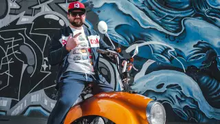 Мужчина на "креветке" поднимает настроение водителям в Таразе