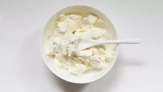 Разрушает кальций: Врач объяснила, с чем нельзя есть творог