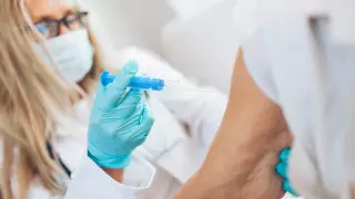 Непривитых пенсионеров лишили пособий в Латвии