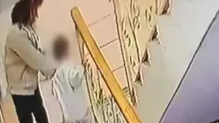 Астанчанка отобрала телефон у двухлетнего ребенка