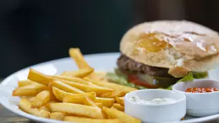 Об опасности фастфуда для мозга предупредили ученые