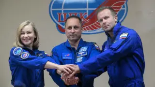 Корабль с первым в мире киноэкипажем возвращается на Землю