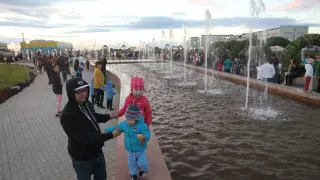 Родителей школьниц наказали за испорченные скамейки на площади Назарбаева