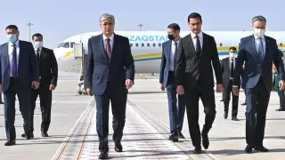 Токаев прибыл в Ашхабад с государственным визитом