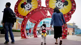Более 30 тысяч человек изолировали в Disneyland в Китае