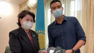 Министр Раимкулова встретилась с самым молодым писателем Казахстана
