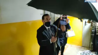 Казахстанцев возмутила покупка чиновниками зонтов на казенные деньги