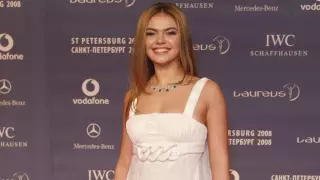 "С лицом что-то случилось". Пользователи обсуждают внешность вышедшей в свет Алины Кабаевой