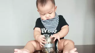 Почему важно давать деньги детям, рассказал эксперт