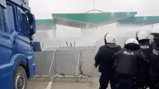 Польские силовики пресекли штурм границы мигрантами