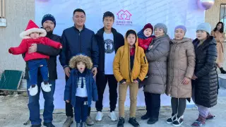 "12,5 миллион жиналды". Үй төбесіне тауық қора салған ақтаулыққа блогер баспана сыйлады