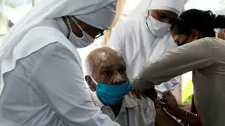 Индия возобновила экспорт вакцин против коронавируса