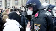 Тысячи человек вышли на акцию протеста против COVID-ограничений в Вене