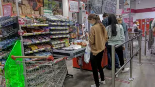 Житель Актау по камерам отследил покупателей, расплатившихся его банковской картой