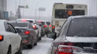 Сильный снегопад и заторы возникли в Нур-Султане
