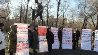 Дольщики одного из долгостроев Алматы вышли на митинг