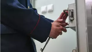 19-летнего москвича поместили в СИЗО за справленную нужду на стенд с ветераном