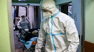 Врач из ЮАР озвучил новые симптомы штамма "омикрон"