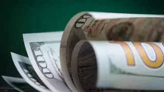 Установлен официальный курс доллара на выходные