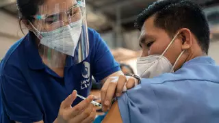 ВОЗ определила две группы людей, которым нужна третья доза вакцины от COVID-19