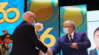 Кушербаев вручил госнаграды жителям Жамбылской области