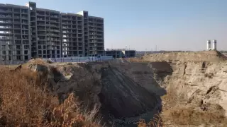 Стройкомпания незаконно вырыла карьеры рядом с домами в Алматы