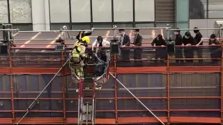 Сотни людей спасли из горящего торгового центра в Гонконге