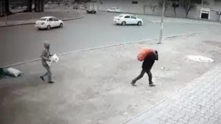 Камера сняла подозреваемых в краже продуктов, пока покупательница искала тележку в Актау