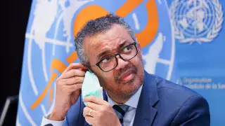 В ВОЗ подтвердили, что "омикрон" распространяется быстрее других штаммов