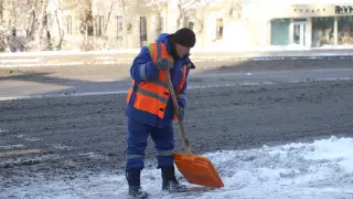 Кто отвечает за уборку снега и льда во дворах, рассказала юрист