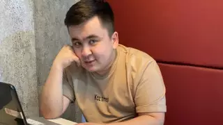 TikTok-та 21 жастағы мұғалім шетелдіктерге қазақ тілін оқытып жүр