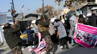 Талибы открыли огонь по женщинам в Кабуле