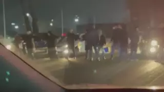 Жители ЖК "Нурия" перекрыли трассу на Талгар, выстроившись живой цепью