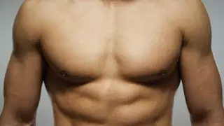 Мужчины начали массово увеличивать грудь