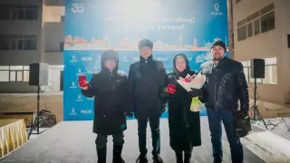 Аким столицы вручил ключи от квартир очередникам