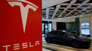 Tesla отзывает почти полмиллиона авто из-за проблем с безопасностью