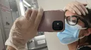 Девушка закрылась в туалете самолета из-за положительного теста на COVID-19