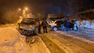 6 человек пострадали в лобовом столкновении двух авто в ВКО