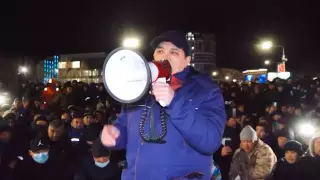 Нурлан Ногаев вышел к митингующим в Актау