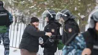 Жители Нур-Султана и Костаная угощают полицейских горячим чаем