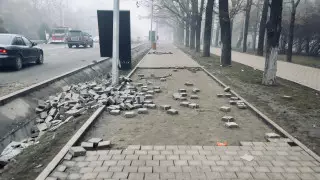 Тротуары, дорожные знаки и светофоры начали восстанавливать в Алматы