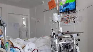 Жанат, мы тебя ждем: столичные врачи поделились фото из реанимации ковидного госпиталя