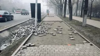 Брусчатку, бордюры и остановки ремонтируют в Алматы