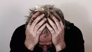 "Они вспомнили, как было в пандемию". Как психологи горячей линии помогают казахстанцам