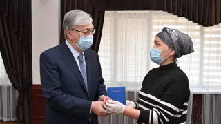 "Даю свое слово". Токаев встретился с семьями погибших силовиков