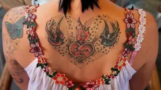 В странах ЕС запретили цветные татуировки