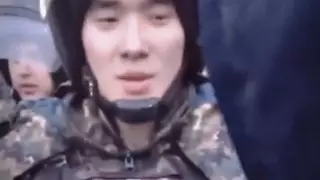 Видео уговоров гвардейца протестующими в Актобе появилось в Сети