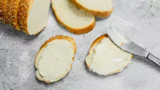 Врач назвал привычный для многих завтрак опасным для сердца